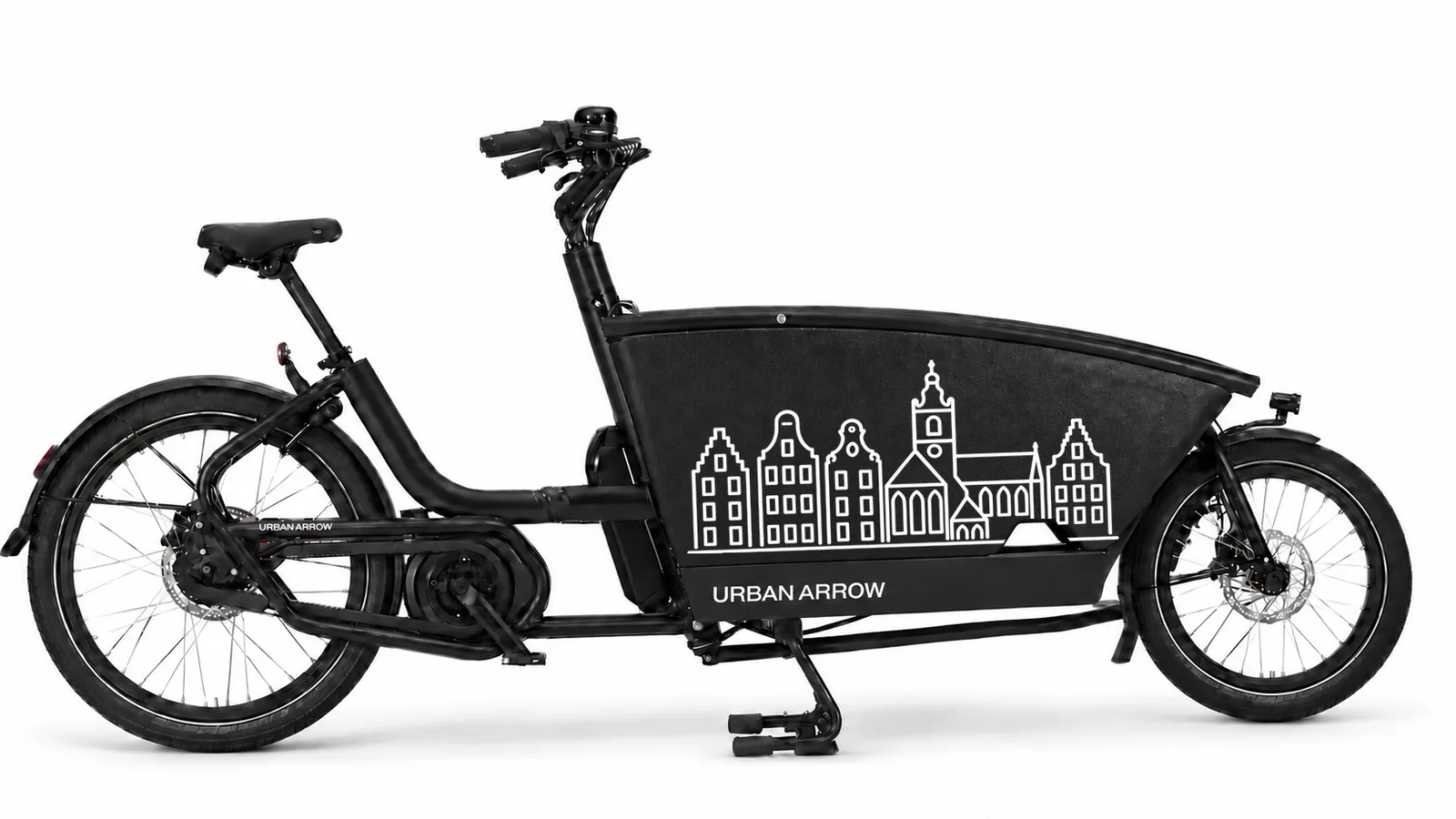 Zwarte Urban Arrow bakfiets met een wit verfsjabloon van de Grote Kerk en grachtenhuizen