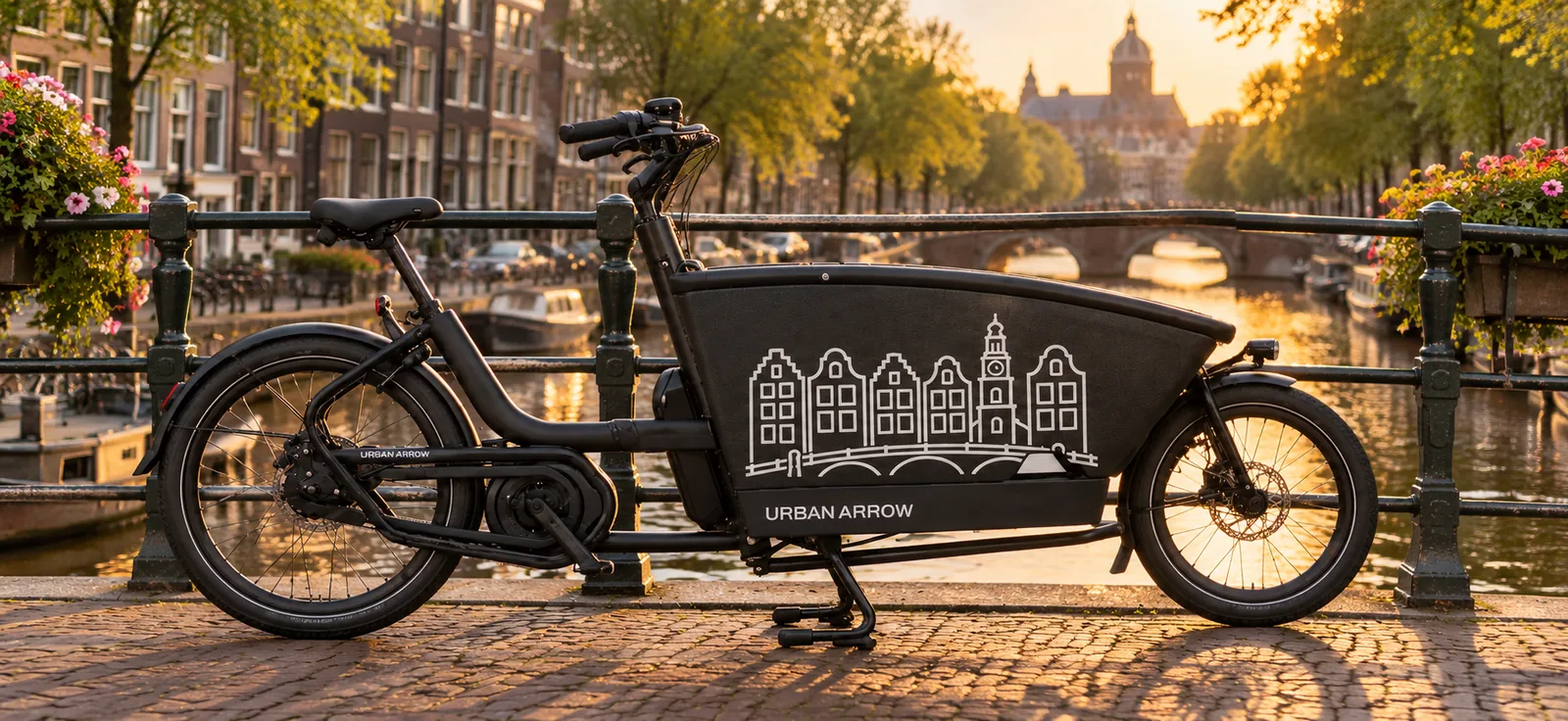 Zwarte bakfiets met wit Amsterdams lijnontwerp van grachtenhuizen en een brug