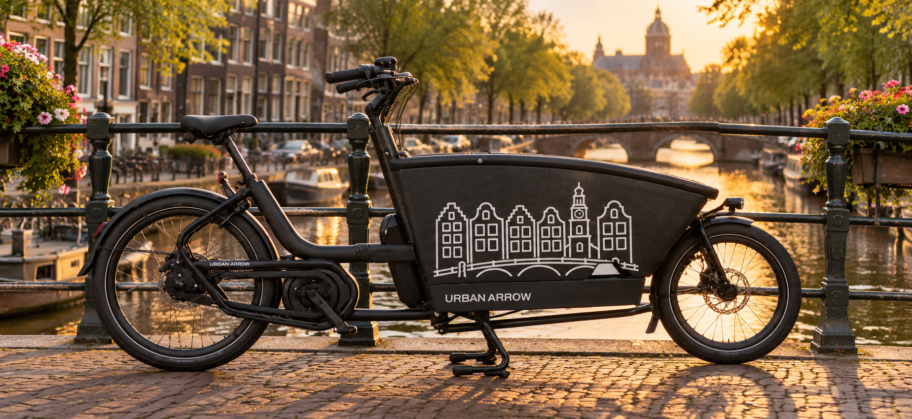 Zwarte bakfiets met een wit Amsterdam-design